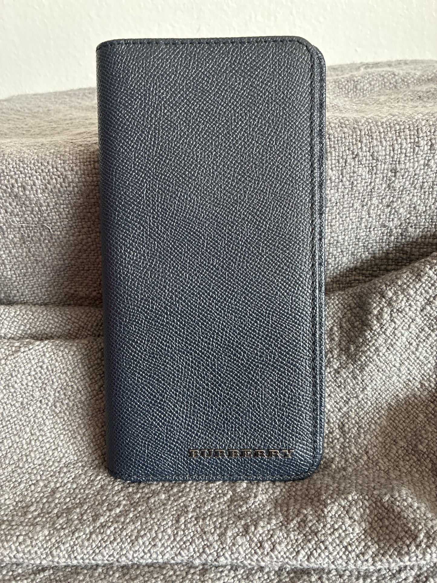 Burberry wallet - LIKE NEW
